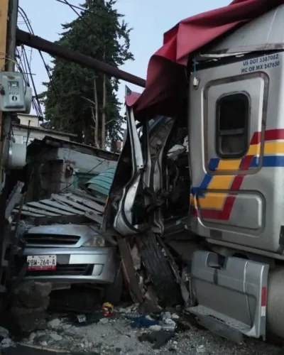 Moment șocant! Autocar lovit în plin de tren – cel puțin 10 morți și 55 de răniți!