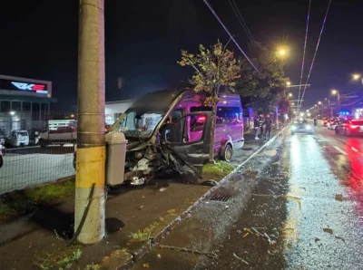 Accident grav pe Traian Vuia! Un bărbat transportat de urgență la spital după coliziunea dintre un microbuz și o mașină! 3 acc1