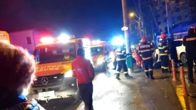 Scene de groază în București: O mașină a fost aruncată pe trotuar, direct peste pietoni.olitia