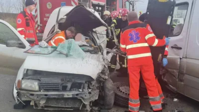 A rămas captiv între fiarele contorsionate ale mașinii sale, pe centura Bălți.