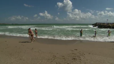 Imagini incredibile de la malul mării. Zici că e iulie, dar calendarul arată noiembrie.