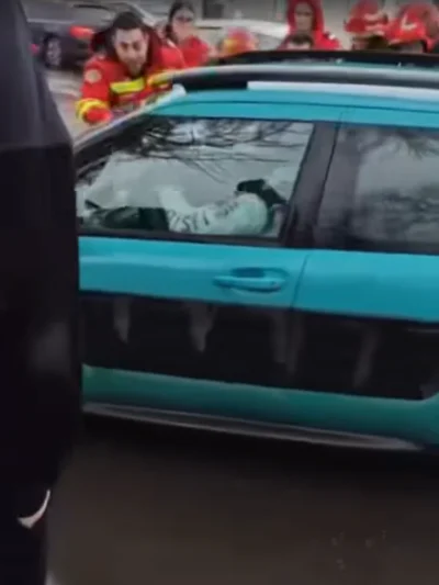 VIDEO – A intrat cu mașina într-un copac, dar ce a urmat la sosirea SMURD întrece orice imaginație