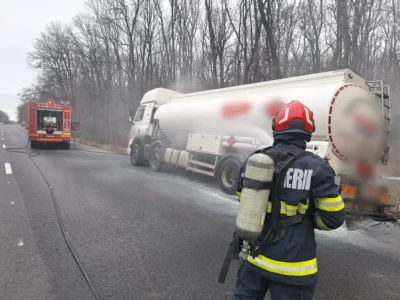 Coșmar pe Autostrada A1! O cisternă plină cu motorină a luat foc și a paralizat traficul