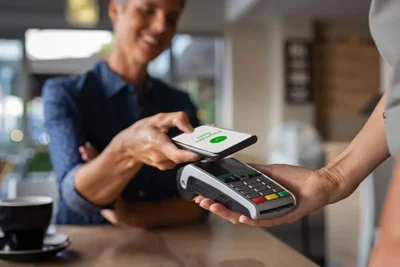 customer making wireless contactless payment