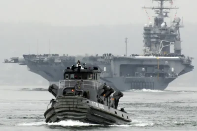 Portavionul USS „Abraham Lincoln”, însoțit de nave de război, desfășurat în Orientul Mijlociu