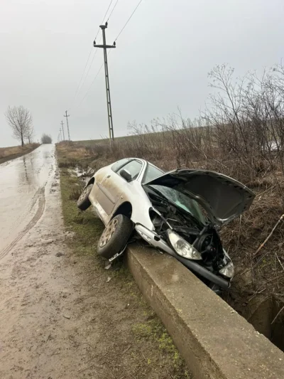 Eveniment rutier grav pe DJ 242F: o tânără de 22 de ani s-a izbit cu autoturismul de un cap de pod