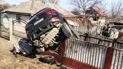 „Clipe de coșmar în Argeș!” O șoferiță a rămas încarcerată între fiarele mașinii după un impact violent!
