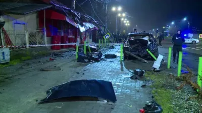 Scene ca-n filme în Ilfov: un șofer turc a sărit cu mașina peste giratoriu și s-a răsturnat pe un magazin