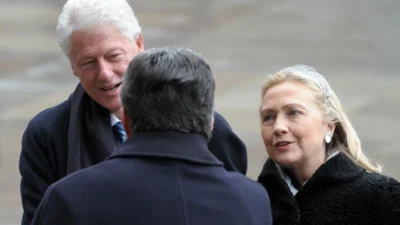 „Soții Clinton, la un pas de a fi puși sub acuzare de Congres” după ce s-a aflat de câte ori a zburat Bill Clinton cu avionul lui Epstein