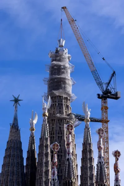 Sagrada Familia, tot mai aproape de final: ultima piesă a turnului central a fost montată