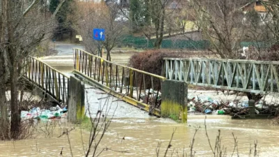 Alerta după dezgheţ! Gospodării inundate, intervenţii ample pe DJ 412A