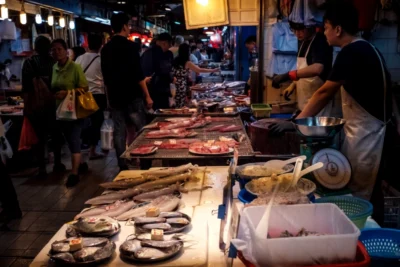 Avertisment medical: ce se poate întâmpla dacă mănânci pește sau fructe de mare crude ori insuficient preparate