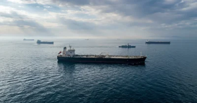 Alertă pe pieţele globale: marii jucători din petrol şi gaze suspendă tranzitul prin Strâmtoarea Ormuz.