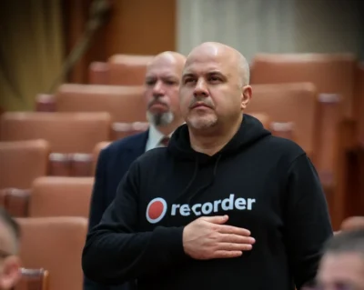 Ce a pățit un deputat USR care a venit la Parlament într-un hanorac Recorder: „Nu vă mai dau cuvântul”
