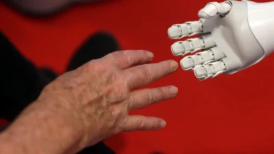 „Poate sunt naivă, dar o iubesc”. La 85 de ani, a preferat să trăiască alături de un robot decât să plece într-un cămin