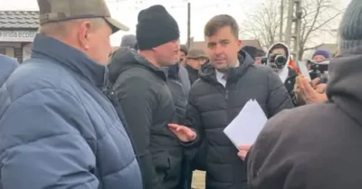 Furia taxelor explodează! Primarul din Salcea, asediat în propriul birou