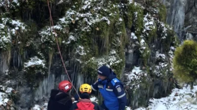 Clipe de groază în Munții Apuseni: doi turiști francezi, captivi pe o stâncă abruptă