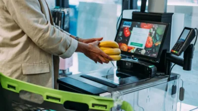 Explozie de furturi la casele self-pay: cel puțin 40 de magazine, prădate în fiecare zi în România