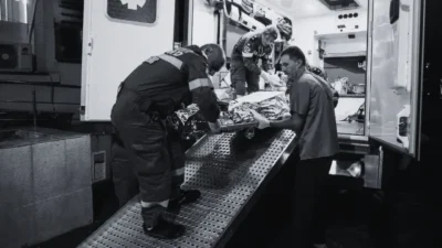 Femeie rănită după ce a fost prinsă între mașină și zid. La volan se afla fiul ei de 11 ani