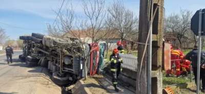„Accident grav: camion răsturnat în județul Satu Mare!” – Ce s-a întâmplat cu șoferul după intervenția pompierilor