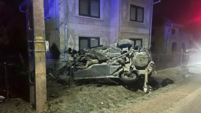 Beat la volan, dezastru pe DJ 177C: mașină în clădire după ce șoferul a lovit podețul