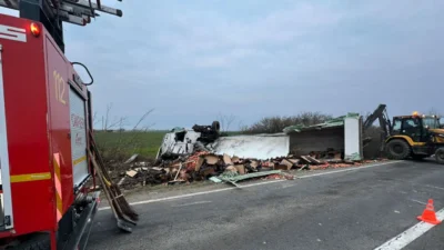 Tragedie în Satu Mare: Ce transporta camionul în care s-a izbit un tânăr cu mașina