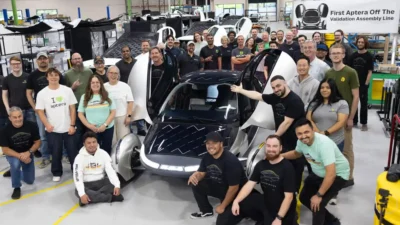 Adio, benzinării! Prima mașină solară din lume a ieșit de pe linia de asamblare: Are trei roți și un design futurist