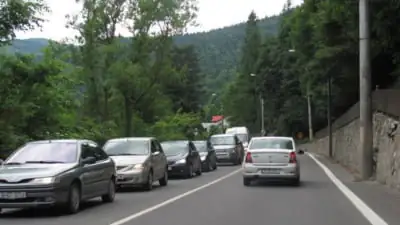 DN1, blocat total la Bușteni după ce un TIR a izbit parapetul și a rămas pe carosabil