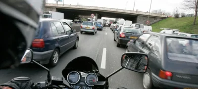 Veste uriașă pentru toți motocicliștii: Se schimbă legea pentru un „trafic urban mai fluid și mai sigur pentru motociclete”