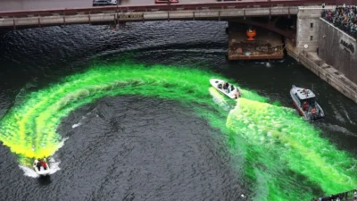 Spectacol în SUA: râul Chicago s-a făcut verde smarald pentru Sfântul Patrick. Tradiția care durează de 64 de ani