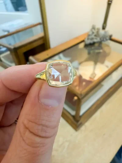 Inelul lui Lily Collins, dispărut de ani de zile, revine în mod neașteptat