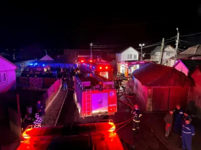 Dezastru total în Turda! 20 de locuințe distruse de un incendiu uriaș, doi oameni răniți