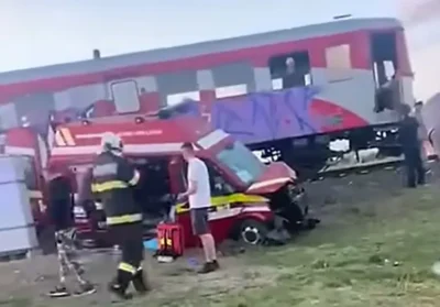VIDEO. Ambulanta izbita in plin de tren. Mecanicul nu a mai putut conduce si a fost inlocuit