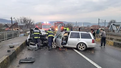 Scene șocante după un accident violent: două mașini distruse, patru oameni la spital