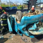 Scene dramatice! Mașină plină cu tineri, făcută praf într-un impact cu un stâlp. O fată a decedat pe loc