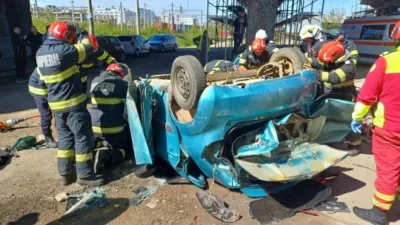 Scene dramatice! Mașină plină cu tineri, făcută praf într-un impact cu un stâlp. O fată a decedat pe loc