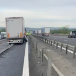 Haos pe autostrada A1: un TIR a rupt parapetul și a ajuns pe contrasens la Orăștie
