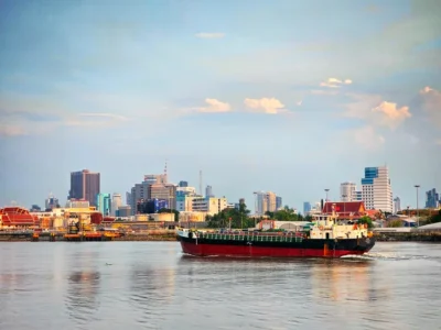 Sfidare fără precedent la adresa SUA: Două nave comerciale au traversat Strâmtoarea Ormuz în ciuda blocadei americane