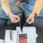 „Trăim mai rău!”: Ce se întâmplă cu salariile și pensiile românilor după ce consumul a intrat pe minus