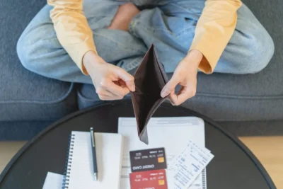 „Trăim mai rău!”: Ce se întâmplă cu salariile și pensiile românilor după ce consumul a intrat pe minus