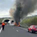 Ce a pățit șoferul unui camion încărcat cu fructe, cuprins de flăcări pe autostradă în Hunedoara