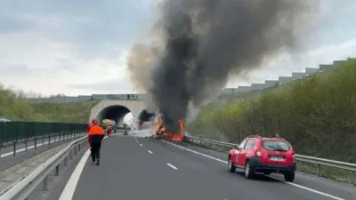 Ce a pățit șoferul unui camion încărcat cu fructe, cuprins de flăcări pe autostradă în Hunedoara