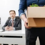 25 de ani fără nicio zi liberă, apoi concediat. Câți bani trebuie să primească pentru 827 de zile