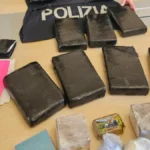 Româncă arestată în Italia după ce a fost prinsă cu 10 kg de cocaină. Copiii au ajuns în grija familiei