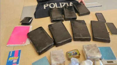Româncă arestată în Italia după ce a fost prinsă cu 10 kg de cocaină. Copiii au ajuns în grija familiei