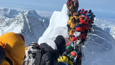 Scandal pe Everest: Ghizi implicați în “intoxicarea alpiniștilor” pentru a forța operațiuni de salvare false, 20 milioane $ pierdere