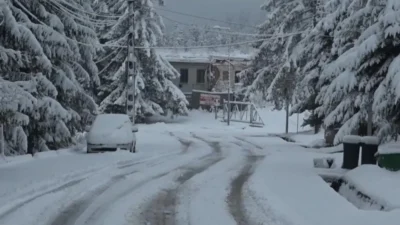 Drum impracticabil spre Harghita Bai: zapada a paralizat circulatia, iar navetistii au abandonat masinile si au plecat pe jos