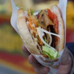 Țeapă de proporții pe o plajă din Rio: o turistă a dat peste 1.700 de euro pe un kebab