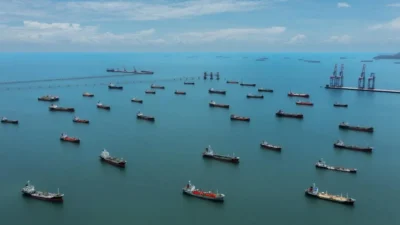 Reluare timidă a traficului: primele nave au trecut prin Ormuz după armistițiul SUA–Iran