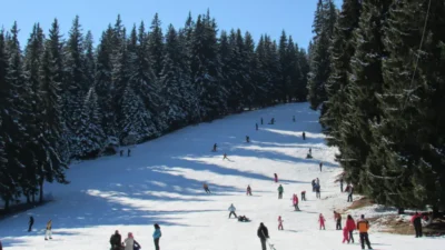 Paste pe partie, nu acasa: Sinaia si Transalpina prelungesc sezonul de schi. Tot mai des alegem schiul de Paste in locul celui de Craciun